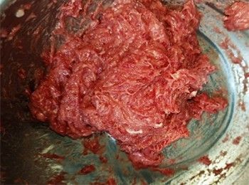 step2: <span class="group_1">腌牛肉</span>攪至起膠