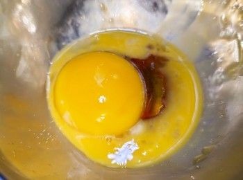 step28: [組合] 蛋黃加入蜂蜜拌勻