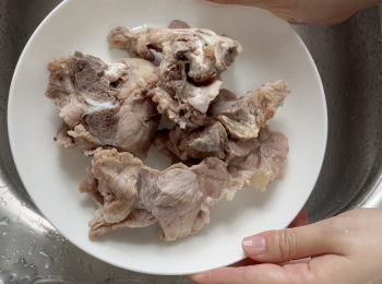 step1: 排骨先粗鹽醃4小時以上，醃完用水洗淨，用溫室水汆水，再用水洗淨備用