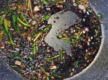 step5: 加入<span class="group_2">豉油汁</span>料煮滾