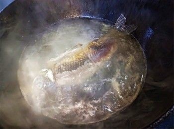 step6: <span class="group_2">魚湯底</span> 加入滾水，薑片蔥段