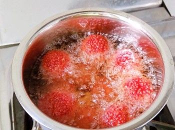 step4: 油温燒至5成..中小火下油鋸鍋..炸至浮起即可撈起..