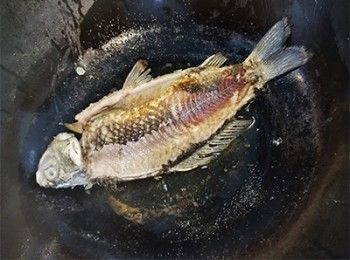 step5: <span class="group_2">魚湯底</span> 鰂魚洗浸，抹乾，煎至金黃