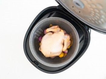 step7: 放入栗子及冰鮮雞，雞背向上