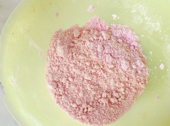 step1: 先將粉類.糖同接骨木莓果粉撈勻..再過篩..加水時不要一次加入..分數次加入粉中..一邊加水一邊搓粉..搓到開始結成小碎粒