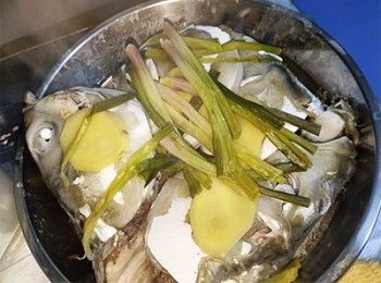 step3: <span class="group_1">拆魚雲</span> 大火蒸20分鐘，放涼