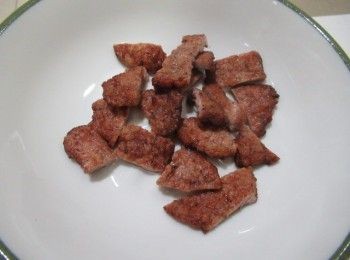 step2: 裹澱粉(用茶濾過篩較均勻),回潮用中溫植物油炸.夠熟就好.撈起瀝油切易入口大小備用.