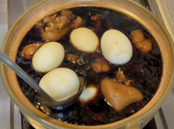step5: 攪勻薑醋，試味，不夠甜，加片糖，不夠酸，加黑糯米醋，小火加熱至沸騰，加豬腳和豬手，如太滿，可以先撈起部分薑，小火煮至沸騰再煮15分鐘，之後加入雞蛋和薑，小火煮至沸騰即可關火放涼，冷藏1晚後享用