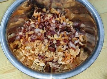 step4: 臘味汆水，切粒，蝦米揀走雜質，洗淨