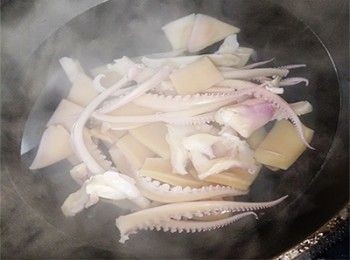 step1: 滾水加入尤魚，大滾後撈起