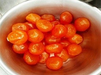 step4: 咸蛋黃加入少許玫瑰露酒及麻油拌勻