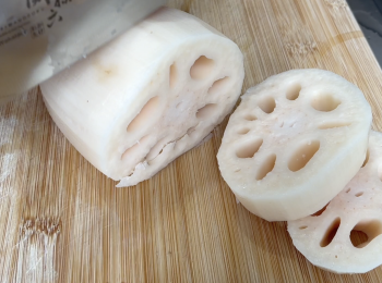 step3: 蓮藕洗乾淨，削皮，切塊；甘筍洗乾淨，削皮，切塊