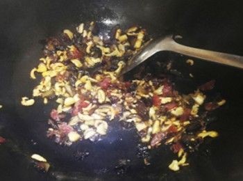 step5: 起油鑊，炒香臘味及蝦米，盛起備用