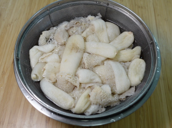 step1: 用水沖洗幾次，直至水變清，期間按壓下竹笙，再用室溫水浸軟約15-30分鐘