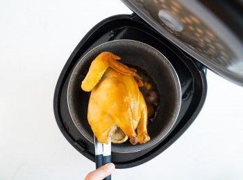 step9: 將雞翻轉再煮約10分鐘至煮飯程序完成