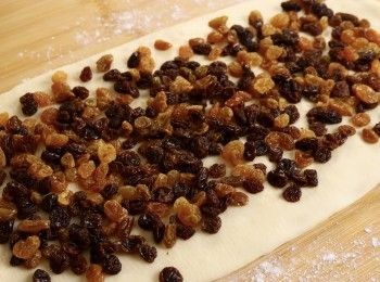 step1: 前一天準備燙種 - 熱滾水 30克加到 30克麵粉，攪拌至形成燙種，放入冰箱過夜。
第二天，熱水浸泡葡萄乾30分鐘，瀝乾水分並用廚房紙巾抹乾。
把所有材料加入碗中（除牛油外），攪拌所有材料直至沒有乾粉。
靜置15分鐘後，揉麵團5分鐘。
麵團成形後，轉移到工作台上。加入牛油後，揉麵團15分鐘。
第一次發酵45 分鐘 (38°C)