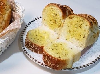 step1: 材料全部混合（牛油除外）
靜置30分鐘
麵團成團後
加入牛油
待第一次發酵（約1小時）