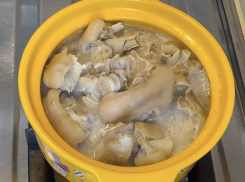 step4: 汆水後，用水洗乾淨，加室溫水煮至理想的軟硬度，撈起備用；雞蛋煮熟，剝殼備用