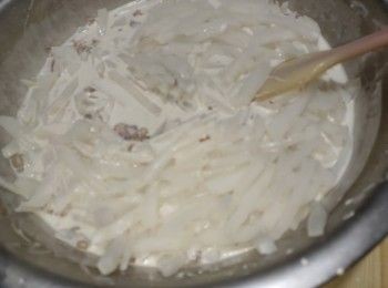 step10: 蘿蔔連水，趁熱快速撞入<span class="group_2">粉漿</span>內