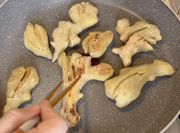 step1: 肉/老薑和子薑洗乾淨，肉/老薑刮皮，子薑削皮，抹乾兩種薑，用焗爐150度焗30分鐘，再白鑊煎至兩面金黃