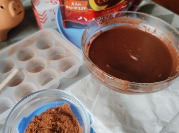 step1: 先備好所有材蚪，一個圓型朱古力粒模具（必有湯丸吸塑留起可以用來）食物用手套，保鮮紙備好才開始