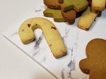 step2: 抹茶粉 / 咖啡粉分别加入拌勻
低筋粉分次加入拌勻