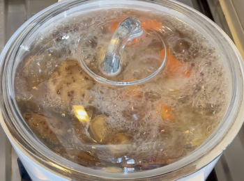 step4: 將所有材料放入一般湯鍋，加水，大火煮滾，水滾後轉小火煲1.5小時