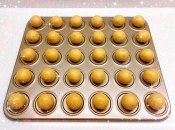 step5: 將粉團分成一份份（12 g），搓圓，再略為壓扁（不可太扁，焗出來會太薄的），然後中間按一個小凹位，先塗上一層蛋黃液