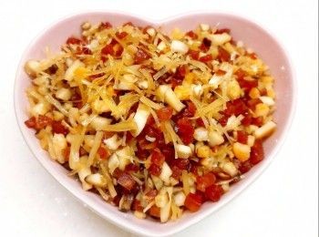 step4: 白鑊用細火快手炒香臘腸粒，加入蝦米粒、搖柱絲、冬菇粒，炒至軟身香口，盛起，備用