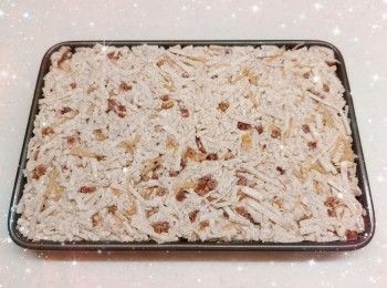 step6: 將芋頭絲、芋頭條拌勻，加入鹽、糖和五香粉，拌勻，醃10分鐘至軟身 2. 然後加入粘米粉、粟粉、油、搖柱水和蝦米水，拌勻 3. 再將已炒香的臘腸碎粒、蝦米碎粒和搖柱絲加入拌勻 4. 將已拌勻的芋絲餅材料倒入模具中（塗上油），舖平壓實（否則切件時會容易散掉）