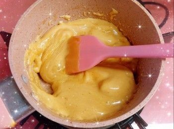 step8: 加入已烤焗的花生碎粒和白芝麻，快速將材料混合，拌勻（拌勻時會比較痴，要用力拌勻）