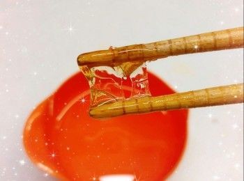 step7: 加入梳打粉（糖漿會起泡升高；梳打粉可令成品口感更脆更酥鬆且不會黐牙和比較不硬實感），快速攪拌至完全均勻（否則沒完全拌勻的梳打粉會影響糖漿的味道；糖漿呈現細小綿密的泡泡，顏色變淺），熄火，攪拌至糖漿稍微冷卻（這個步驟非常關鍵，如糖漿濃稠度太稀和溫度太燙，花生加入後會出油，成品亦會不成形）