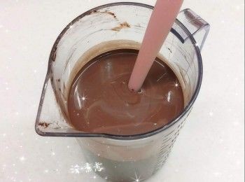 step1: 鮮奶用微波爐加熱10秒至微暖，加入可可粉，攪伴至完全溶解，放涼，備用 2. 淡忌廉加入煉奶和朱古力奶，充分拌勻成朱古力雪糕漿