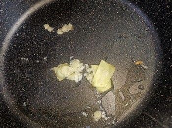 step1: 燒熱油，加入蒜蓉，薑片