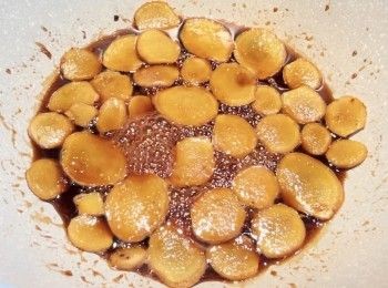 step3: 小火將糖漿收汁、蒸發薑片水份，大約半小時。