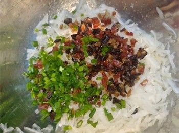 step5: 臘味、蔥加入蘿蔔絲內拌勻