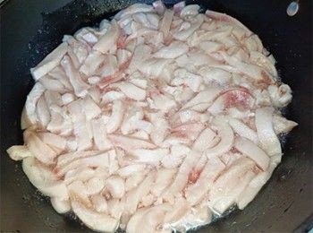 step2: 肥肉加水放入鑊中