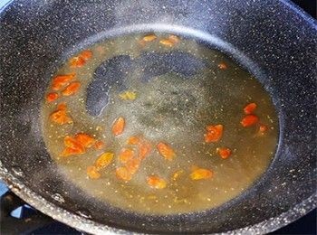 step12: 肉汁加入杞子煮滾