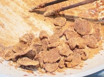 step5: 不斷翻炒薑片至反沙，即成。