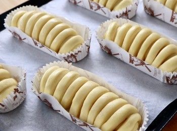 step1: 準備燙種- 加入麵粉和熱滾水，攪拌直至形成燙種，放入冰箱過夜。
第二天...
除了牛油外，加入所有材料 到攪拌碗中。攪拌所有材料直至沒有乾粉，靜置15分鐘。
揉麵團5分鐘。
麵團成形後，轉移到工作台上。
加入牛油後，揉麵團15分鐘。
5分鐘後牛油就會完全吸收。
繼續揉成光滑的麵團，形成圓形麵團。
第一次發酵 38°C 45 分鐘