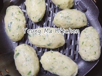 step7: 氣炸鍋Airfryer 預熱200度，pan 面上先掃上/噴上一層油（以防黏底），放入馬介休球，噴上少許油氣炸約15分鐘至表面金黃便可。