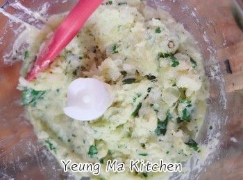 step3: 再用攪拌器打勻。如沒有攪拌器，馬玲薯需用人力壓至成蓉，其他材料則需切得較幼細。