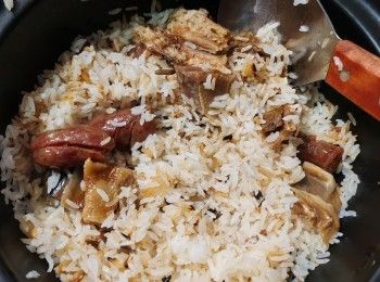 step1: 先將臘肉，臘腸及膶腸洗淨再用酒薑粒灑上面蒸熟切片備用
臘鴨用水放畺及油大火烚半小時取出切件備用