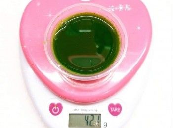 step9: 將斑蘭葉逐少放入慢磨榨汁機，隔去斑蘭葉渣，斑蘭汁會慢慢流出（完成後的斑蘭汁約42 ml）