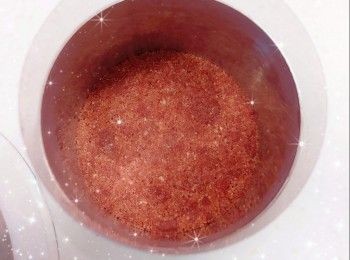 step5: <span class="group_2">餅底</span>： 1. 先將消化餅打碎成幼沙狀 2. 牛油加熱至溶化成牛油溶液（可用微波爐加熱），加入餅碎和紅麴粉，拌勻 3. 然後分別放入蛋糕模具（3吋＋5吋），平均壓實成<span class="group_2">餅底</span>，放進冰格冷凍至凝結，備用