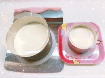 step12: 食用前從雪櫃取出，用熱毛巾包圍蛋糕模外圍約30秒（令蛋糕外圍軟化），即可輕易將蛋糕脫模 2. 最後，利用雙層蛋糕支架（有助支撐和承托的作用）將3吋蛋糕放在5吋蛋糕上