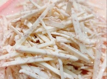 step5: 芋頭去皮，洗淨，3／4刨絲，1／4切成幼條狀