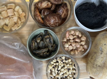 step1: 乾瑤柱碎和冬菇用水洗乾淨，浸泡至軟，保留浸乾瑤柱和冬菇的水，花生和眉豆用水洗乾淨，花生浸泡2-3小時，眉豆浸泡1小時，瀝水備用
