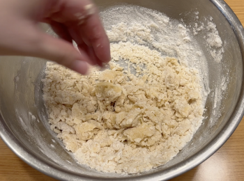 step2: 現在做皮，雞蛋和蔗糖混合，加芥花籽油和水，混合，加入過篩的低筋麵粉，攪拌均勻後，搓揉成團，用保鮮紙包裹，靜置30分鐘