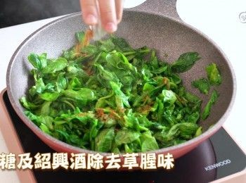step7: 炒約1分鐘，下紹興酒及糖除去草腥味